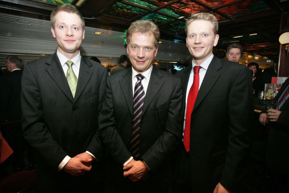 Sauli Niinistö poikiensa Nuutti ja Matias kanssa