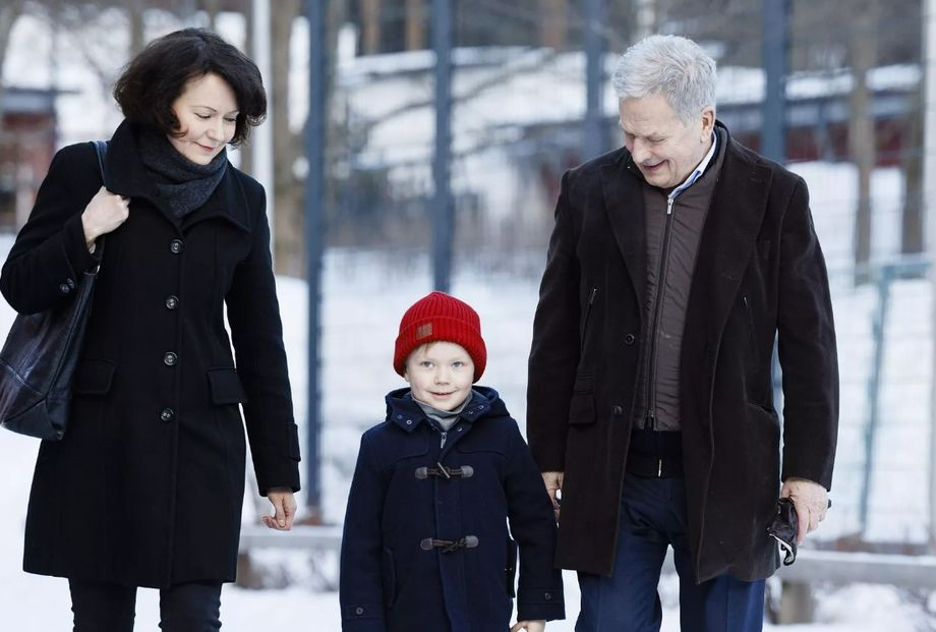 Sauli Niinistö vaimonsa Jenni Haukion ja poikansa Aaro Velin kanssa