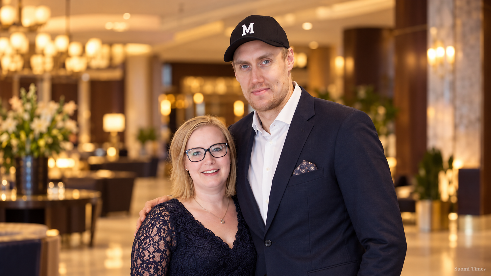 Marko Anttila ja hänen vaimonsa Heidi poseeraavat yhdessä lämpimästi valaistussa hotellin aulassa