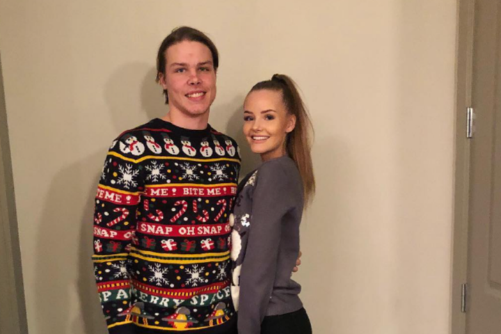 Miro Heiskanen ja Julia Heiskanen poseeraavat yhteiskuvassa jouluteemaisissa vaatteissa.