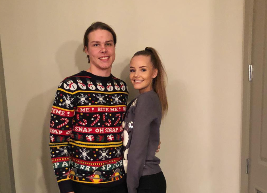 Miro Heiskanen ja Julia Heiskanen poseeraavat yhteiskuvassa jouluteemaisissa vaatteissa.
