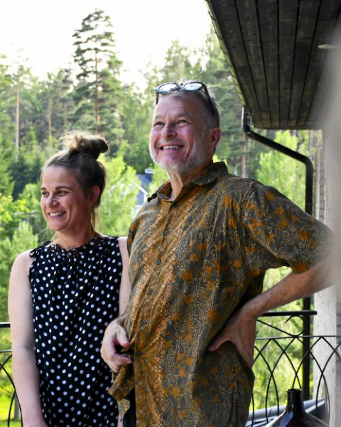 Teivo Teivainen ja Milla Vikström kotinsa terassilla Lohjan Karkalissa luonnon ympäröimänä