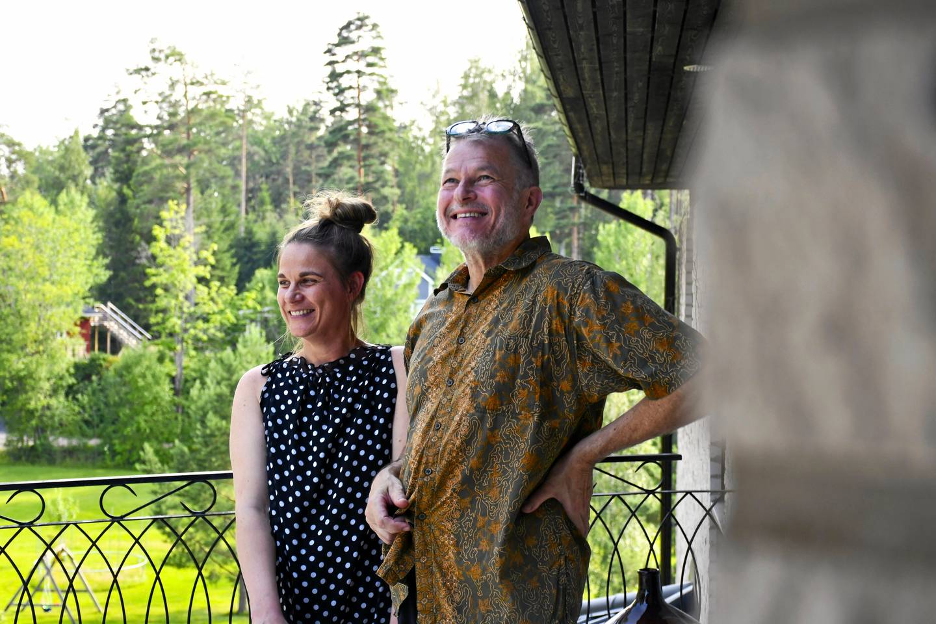 Teivo Teivainen ja Milla Vikström kotinsa terassilla Lohjan Karkalissa luonnon ympäröimänä