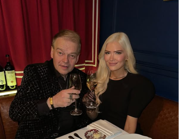 Kurre Westerlund ja hänen vaimonsa Jenna Westerlund nostavat maljan yhteisellä illallisella ravintolassa.