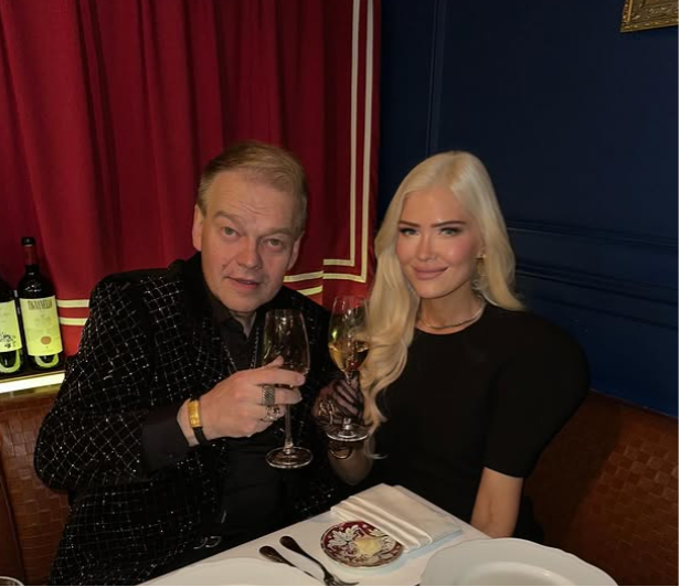 Kurre Westerlund ja hänen vaimonsa Jenna Westerlund nostavat maljan yhteisellä illallisella ravintolassa.