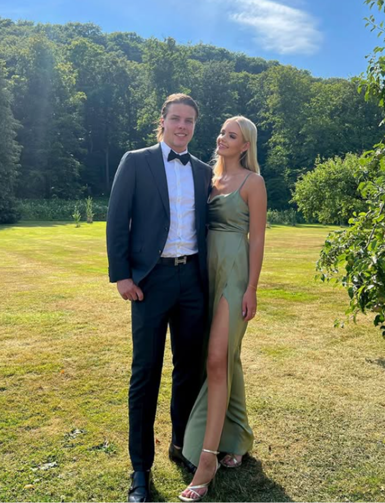 Miro Heiskanen ja Julia Heiskanen poseeraavat yhdessä ulkona juhlapukeutuneina