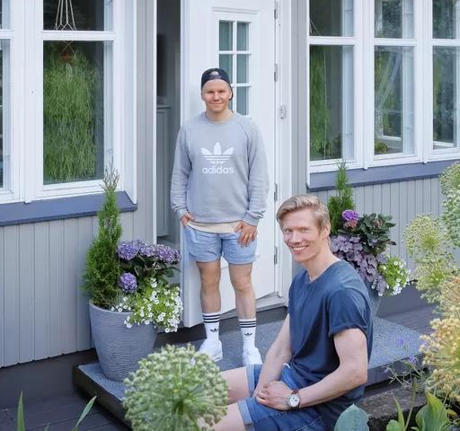 Jari Saarelainen ja Mika Tuomolin yhteisen puutalokotinsa edustalla Espoossa