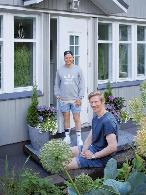 Jari Saarelainen ja Mika Tuomolin yhteisen puutalokotinsa edustalla Espoossa