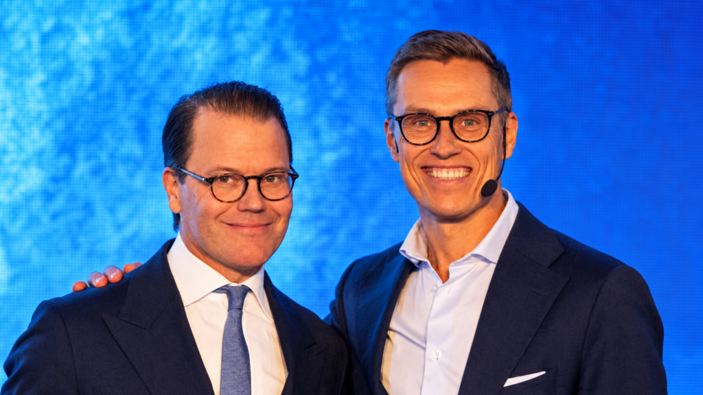 Alexander Stubb poseerasi Keanu Reevesin kanssa New Yorkissa