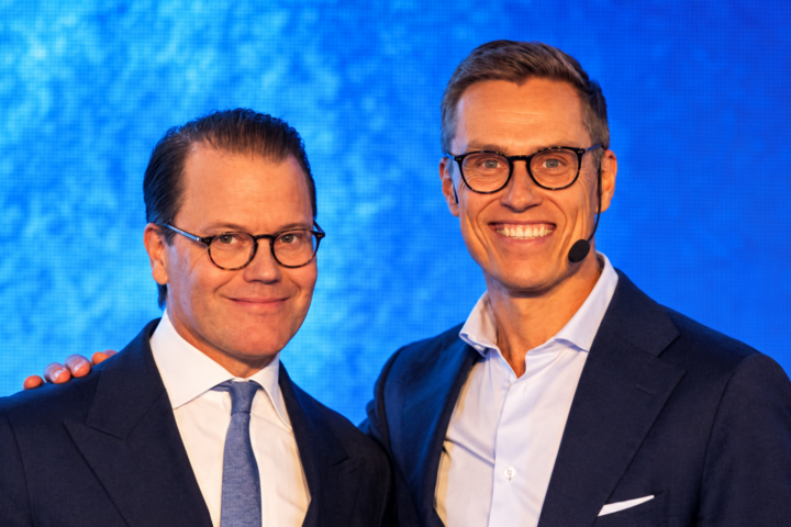 Alexander Stubb poseerasi Keanu Reevesin kanssa New Yorkissa