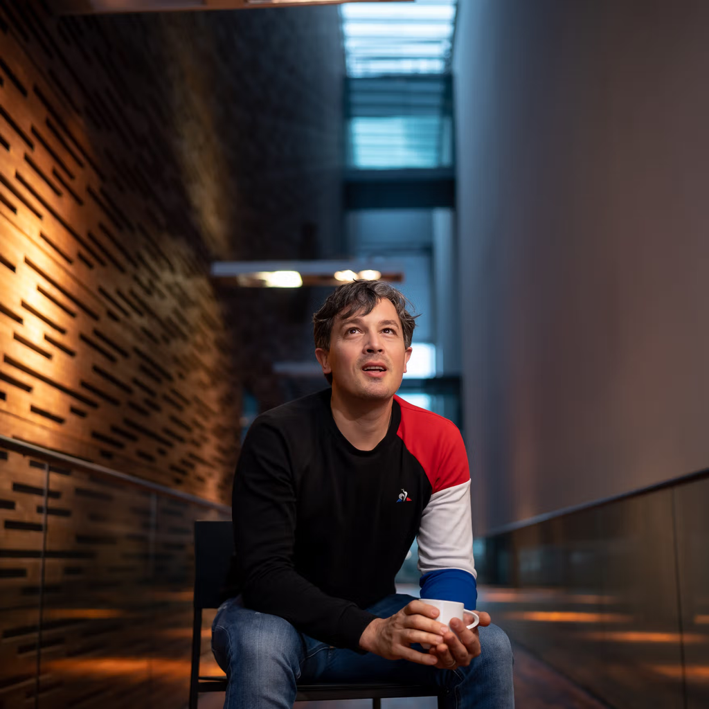Harpisti Emmanuel Ceysson harppunsa kanssa Musiikkitalossa