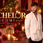 Arttu Kilpeläinen poseeraa valkoisessa puvuntakissa Bachelor Suomi -ohjelman romanttisessa ympäristössä, jossa näkyvät punaiset ruusut, kynttilät ja kultainen Bachelor Suomi -logo.