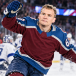 Suomalaiset NHL:ssä: Artturi Lehkonen tuulettaa maalia Colorado Avalanchen viininpunaisessa asussa nyrkki ilmassa