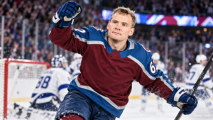 Suomalaiset NHL:ssä: Artturi Lehkonen tuulettaa maalia Colorado Avalanchen viininpunaisessa asussa nyrkki ilmassa