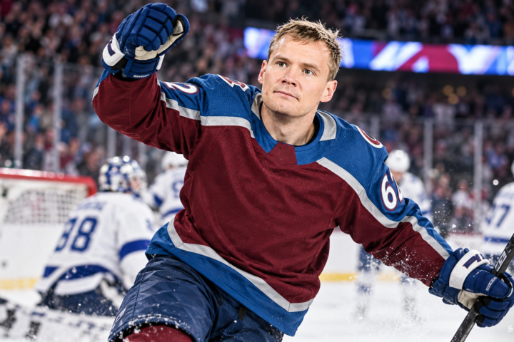 Suomalaiset NHL:ssä: Artturi Lehkonen tuulettaa maalia Colorado Avalanchen viininpunaisessa asussa nyrkki ilmassa