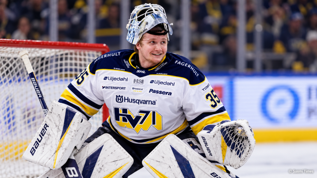 Ruotsalaismaalivahti Olof Glifford HV71:n pelipaidassa jääkiekkokaukalossa maalinsa edustalla.