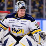Ruotsalaismaalivahti Olof Glifford HV71:n pelipaidassa jääkiekkokaukalossa maalinsa edustalla.