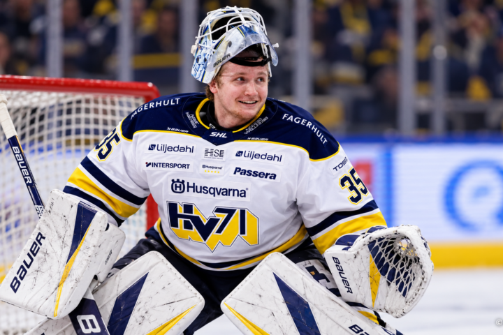 Ruotsalaismaalivahti Olof Glifford HV71:n pelipaidassa jääkiekkokaukalossa maalinsa edustalla.