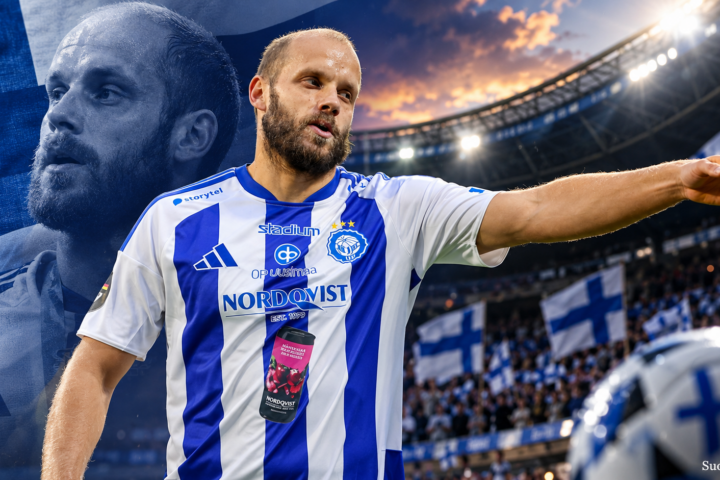 Teemu Pukki HJK:n sinivalkoisessa pelipaidassa osoittaa kentällä joukkuetovereilleen suuntaa. Taustalla näkyvät jalkapallostadion, kannattajat ja Suomen liput.