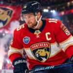 Aleksander Barkov Florida Panthersin kapteenina jäällä punaisessa pelipaidassa.