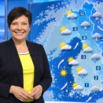 Meteorologi Anne Borgström esittelee Suomen sääennustetta studiossa värikkään sääkartan edessä.
