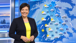 Meteorologi Anne Borgström esittelee Suomen sääennustetta studiossa värikkään sääkartan edessä.