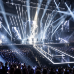 UMK 2027 -finaalin näyttävä konserttilava Nokia Arenalla Tampereella suuren yleisön ja kirkkaiden valojen keskellä.